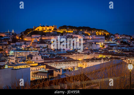 Blick auf die Stadt von Lissabon vom Miradouro de São Pedro de Alcantara in der Nacht; Lissabon, Portugal Stockfoto