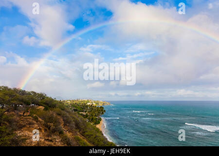 Scenic Lookout Point von Diamond Head Beach und Black Point Kahala mit einem vollen Regenbogen-Overhead; Honolulu, Oahu, Hawaii, Vereinigte Staaten von Amerika Stockfoto