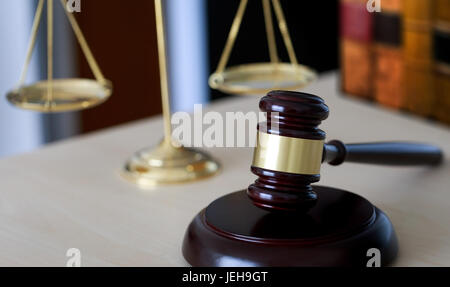 Hammer und gesetzlichen Richterhammer Skalen von Gerechtigkeit und Recht, die Arbeiten am Tisch Stockfoto