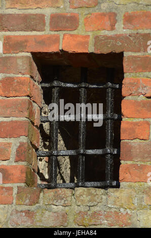 Kleinen vergitterten Fenster einer alten Dungeon. Stockfoto