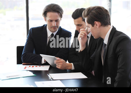 Geschäftsleute mit TabletPC zusammen im Büro Stockfoto