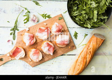 Foto von Brot mit Speck Stockfoto