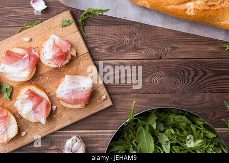 Baguette mit Speck an Bord Stockfoto