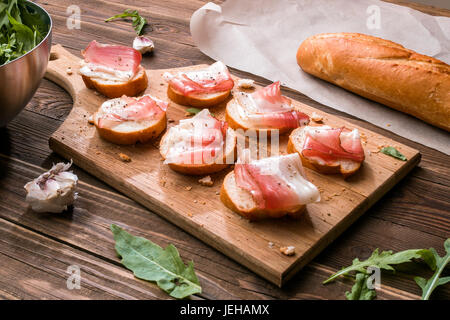 Holzbrett mit sandwiches Stockfoto