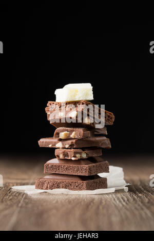 Weiße, poröse Schokoladenstücken Stockfoto