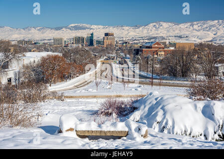 Winter, die Fahrt auf einer Hauptstraße in Boise, Idaho mit skyline Stockfoto