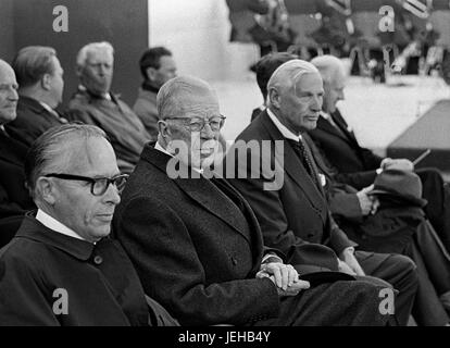GUSTAF VI ADOLF schwedische König und Bankier Marcus Wallenberg bei Scania Vabis 75th Jahrestag 1966 in Södertälje Stockfoto
