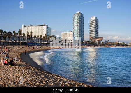 Spanien, Barcelona, Platja del Somorrostro Strand am Mediterranen Meer (Balearen). Stockfoto