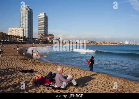 Spanien, Barcelona, Platja del Somorrostro Strand am Mediterranen Meer (Balearen). Stockfoto