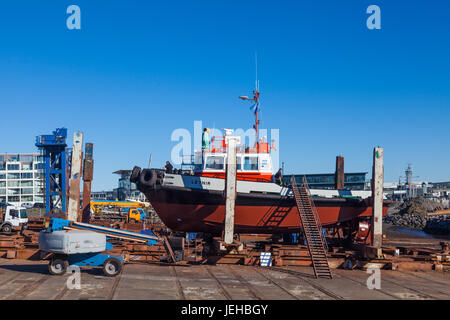 Boot auf eine Slipanlage im alten Hafen von Reykjavik Stockfoto