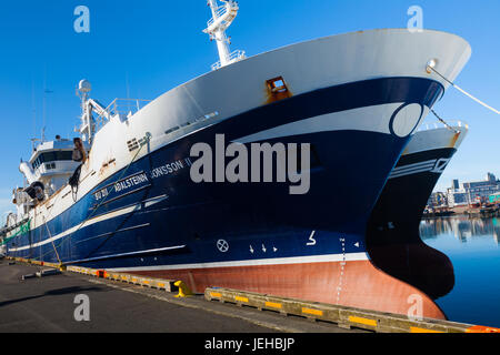 Ozean-kommerzielle Fischtrawler im alten Hafen von Reykjavik Stockfoto