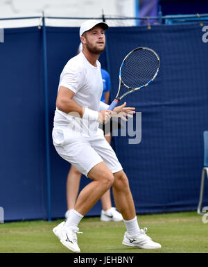 Luke Bambridge von Großbritannien während der Aegon International Eastbourne-Tennis-Turnier in Devonshire Park in Eastbourne East Sussex UK. 25. Juni 2017 Stockfoto