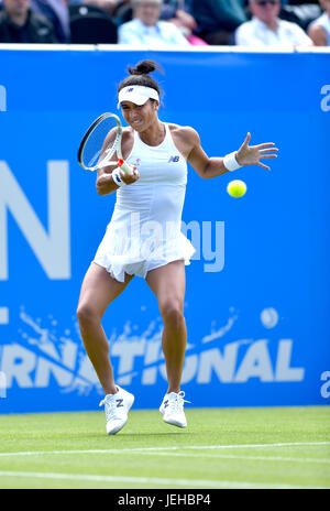 Heather Watson aus Großbritannien in Aktion gegen Lesia Tsurenko der Ukraine während der Aegon International Eastbourne-Tennis-Turnier in Devonshire Park in Eastbourne East Sussex UK. 25. Juni 2017 Stockfoto