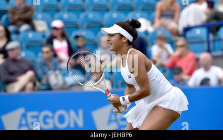 Heather Watson aus Großbritannien in Aktion gegen Lesia Tsurenko der Ukraine während der Aegon International Eastbourne-Tennis-Turnier in Devonshire Park in Eastbourne East Sussex UK. 25. Juni 2017 Stockfoto