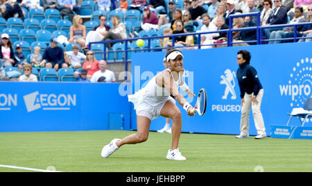 Heather Watson aus Großbritannien in Aktion gegen Lesia Tsurenko der Ukraine während der Aegon International Eastbourne-Tennis-Turnier in Devonshire Park in Eastbourne East Sussex UK. 25. Juni 2017 Stockfoto