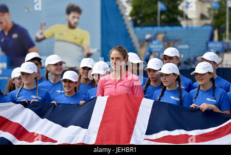 Johanna Konta mit dem Ball kids während der Aegon International in Devonshire Park in Eastbourne East Sussex UK. 25. Juni 2017 Stockfoto