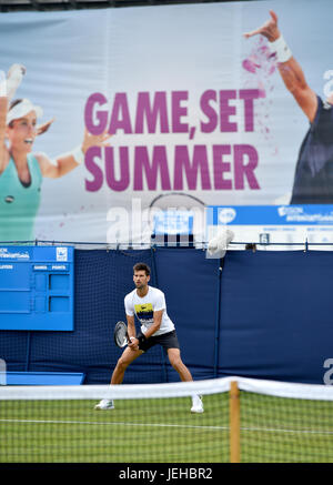 Novak Djokovic bei den Aegon International-Tennis-Turnier in Devonshire Park in Eastbourne East Sussex UK üben. 25. Juni 2017 Stockfoto