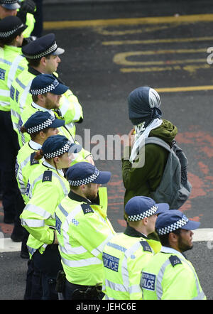 Aktivisten antreten mit der Polizei, wie sie über den Tod von Edir Frederico Da Costa, protestieren, die starb am 21. Juni sechs Tage, nachdem er in einem Auto von Schnepfen, Beckton, in Newham, Ost-London Metropolitan Police Offizieren gestoppt wurde. Stockfoto