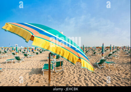 Sonnenschirm Strand zum Relaxen und Sonne setzen Strand. Bibione, Italien Stockfoto