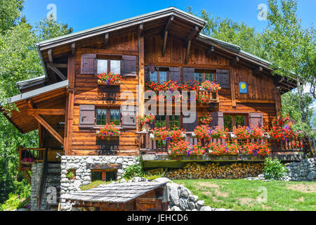Schweizer Stil Holzhaus mit Geranien, Chamonix Mont Blanc, Frankreich Stockfoto