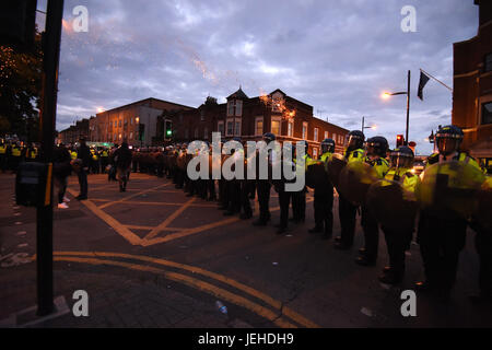 Aktivisten antreten mit der Polizei in der Nähe von Richmond Road in Forest Gate, Nord-Ost-London, als sie über den Tod von Edir Frederico Da Costa, protestieren, die starb am 21. Juni sechs Tage, nachdem er in einem Auto von Schnepfen, Beckton, in Newham, Ost-London Metropolitan Police Offizieren gestoppt wurde. Stockfoto