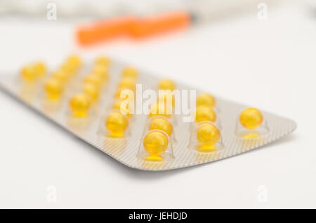 Empfängnisverhütende Tabletten in Paketen und ohne auf hellem Hintergrund. Stockfoto