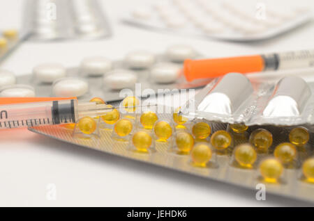 Empfängnisverhütende Tabletten in Paketen und ohne auf hellem Hintergrund. Stockfoto