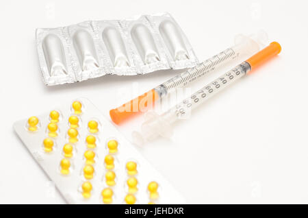 Empfängnisverhütende Tabletten in Paketen und ohne auf hellem Hintergrund. Stockfoto