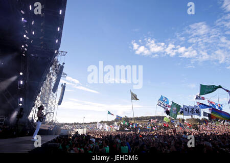 Simon Neil von Biffy Clyro auf der Pyramide Bühne beim Glastonbury Festival in würdiger Farm in Somerset. Stockfoto