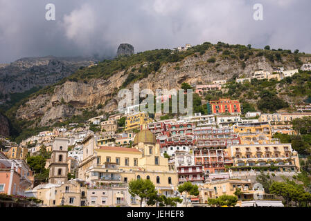 Gebäude auf einem Felsen in Positano Stadt, Kampanien, Italien Stockfoto