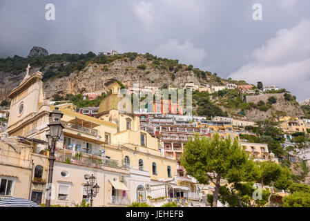 Gebäude auf einem Felsen in Positano Stadt, Kampanien, Italien Stockfoto