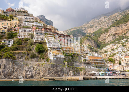 Gebäude auf einem Felsen in Positano Stadt, Kampanien, Italien Stockfoto