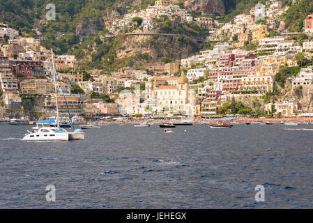 Yachten und Boote am Hafen in Positano an der Amalfiküste in am Nachmittag Sonne, Kampanien, Italien Stockfoto