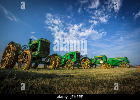 Drei grüne Traktoren in einer Wiese zu sitzen; Grimsby, Ontario, Kanada Stockfoto