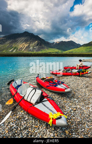 Kajakfahrer und Kajaks am Strand im Bereich Twin Lakes Lake Clark National Park & bewahren, Yunan Alaska, USA Stockfoto