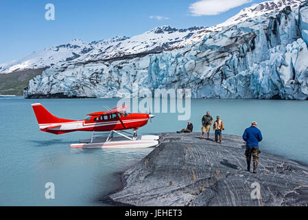 Touristen auf einem Felsvorsprung vor Kolonie Gletscher und Lake George, Yunan Alaska, USA Stockfoto