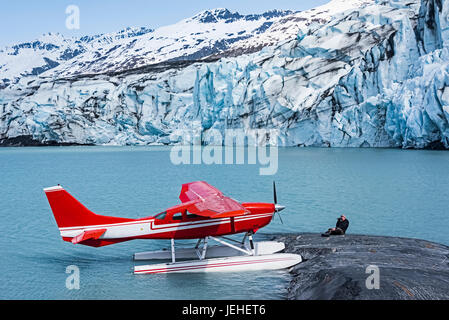 Touristen auf einem Felsvorsprung vor Kolonie Gletscher und Lake George, Yunan Alaska, USA Stockfoto