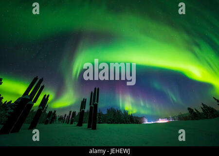 Die Aurora-Kurven über den Himmel über einen vergrabenen Abschnitt der Trans-Alaska-Pipeline neben den Richardson Highway, innen Alaska, USA Stockfoto