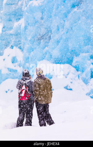 Ein paar Schneeschuhe in Portage Lake bei starkem Schneefall im Winter zu sehen, die Endstation der Portage Glacier, Yunan Alaska, USA Stockfoto