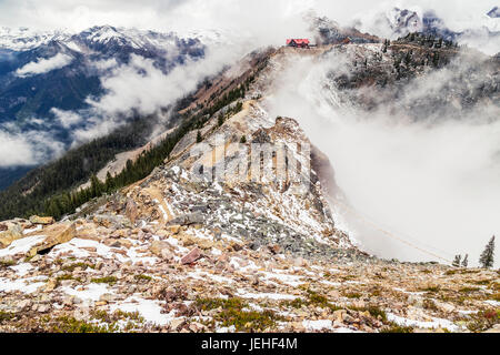 Auf Dem Gipfel Des Wanderweges Auf Dem Kicking Horse Mountain Sind Die Gondel Und Das Ski Lodge Ziel Für Die Rückkehr Wanderung In Der Ferne Zu Sehen... Stockfoto