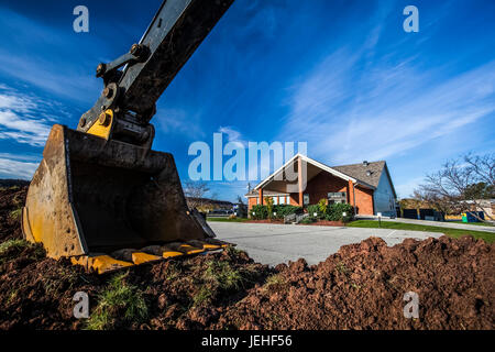 Ein Bagger gräbt Boden außerhalb Lakemount Kirche; Grimsby, Ontario, Kanada Stockfoto