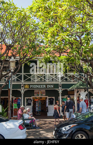 Geschäfte im Stadtzentrum Lahina und Pioneer Inn; Lahaina, Maui, Hawaii, Vereinigte Staaten von Amerika Stockfoto