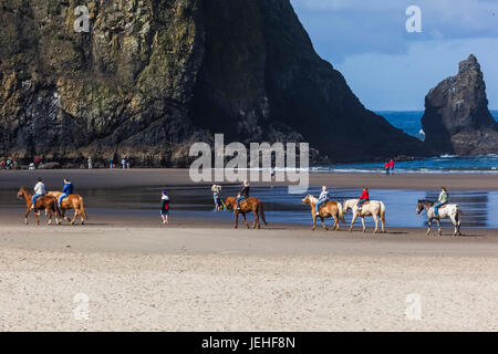 Reiten Reiten am Strand entlang der Küste von Oregon; Bandon, Oregon, Vereinigte Staaten von Amerika Stockfoto