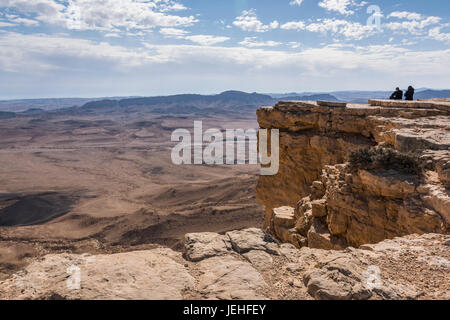 Menschen stehen auf einem Felsgrat mit Blick auf die Aussicht auf die schroffe Landschaft, Ramon Nature Reserve; Mitzpe Ramon, South District, Israel Stockfoto