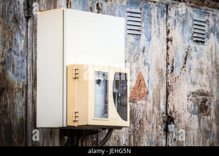 Alte, rostige Schaltschrank closeup draußen befindet. Stockfoto