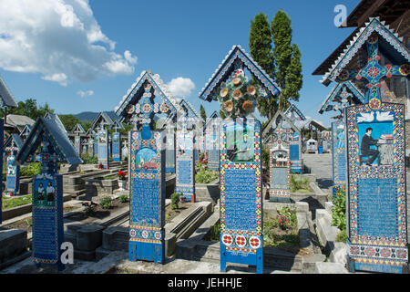 Die farbigen Gräber in der fröhlichen Friedhof Sapanta, Region Maramures, Rumänien Stockfoto