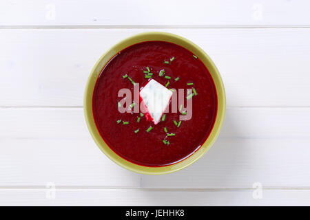 Rote Beete Creme Suppe auf weißem Holz Hintergrund Stockfoto