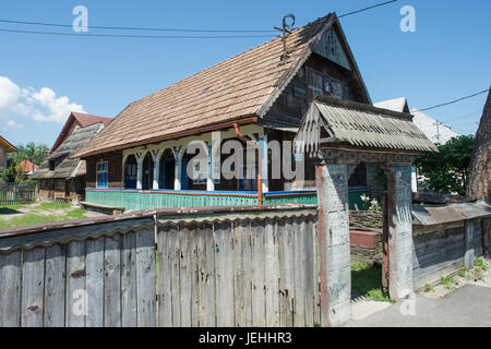 Typisches Holzhaus in Region Maramures, Rumänien Stockfoto