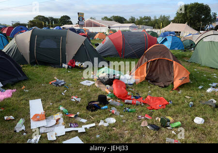 Müll auf dem Campingplatz nach dem Glastonbury Festival würdig Farm in Pilton, Somerset. Stockfoto