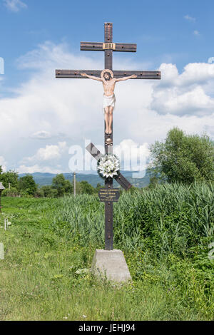 Ein Horthodox Kruzifix am Rand einer Landstraße in der Ukraine Stockfoto